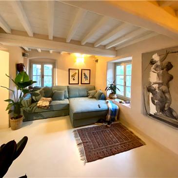 Angolo relax al piano terra, tra tessuti accoglienti e luce naturale